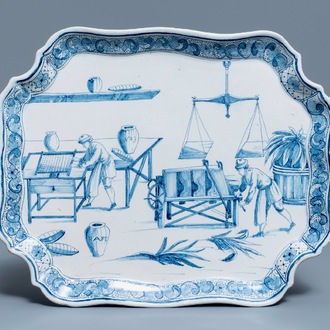 Een fijne blauw-witte Delftse plaquette met decor van de tabaksproductie, 18e eeuw
